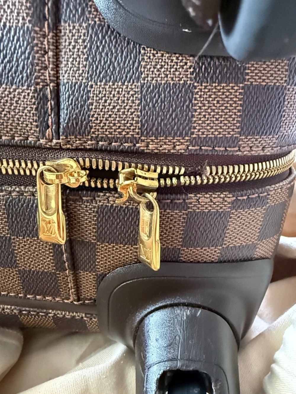 Louis Vuitton
Monogram Zephyr Hard Case Luggage Bag 55 Brown **** Zipper**** - Picture 12 of 14
